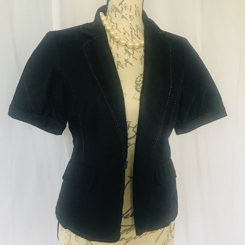 Cute short sleeve jacket with stitching detail